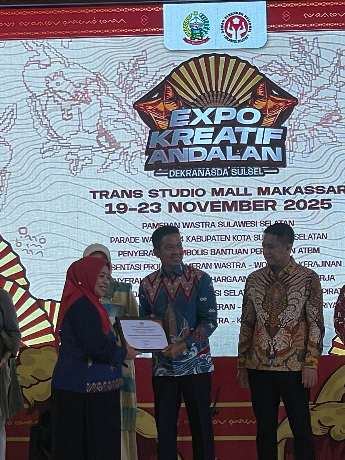 Komitmen Dukung Pertumbuhan Ekraf Daerah, Kadiskop UKM Raih Penghargaan Ketua Dekranasda Sulsel 