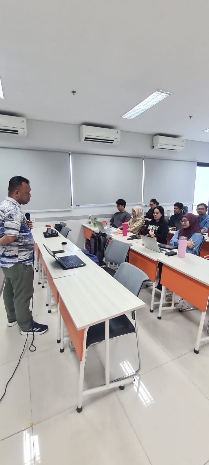 Mahasiswa UC Makassar Bedah Strategi Legal dan Branding Bersama Konsultan PLUT Sulsel